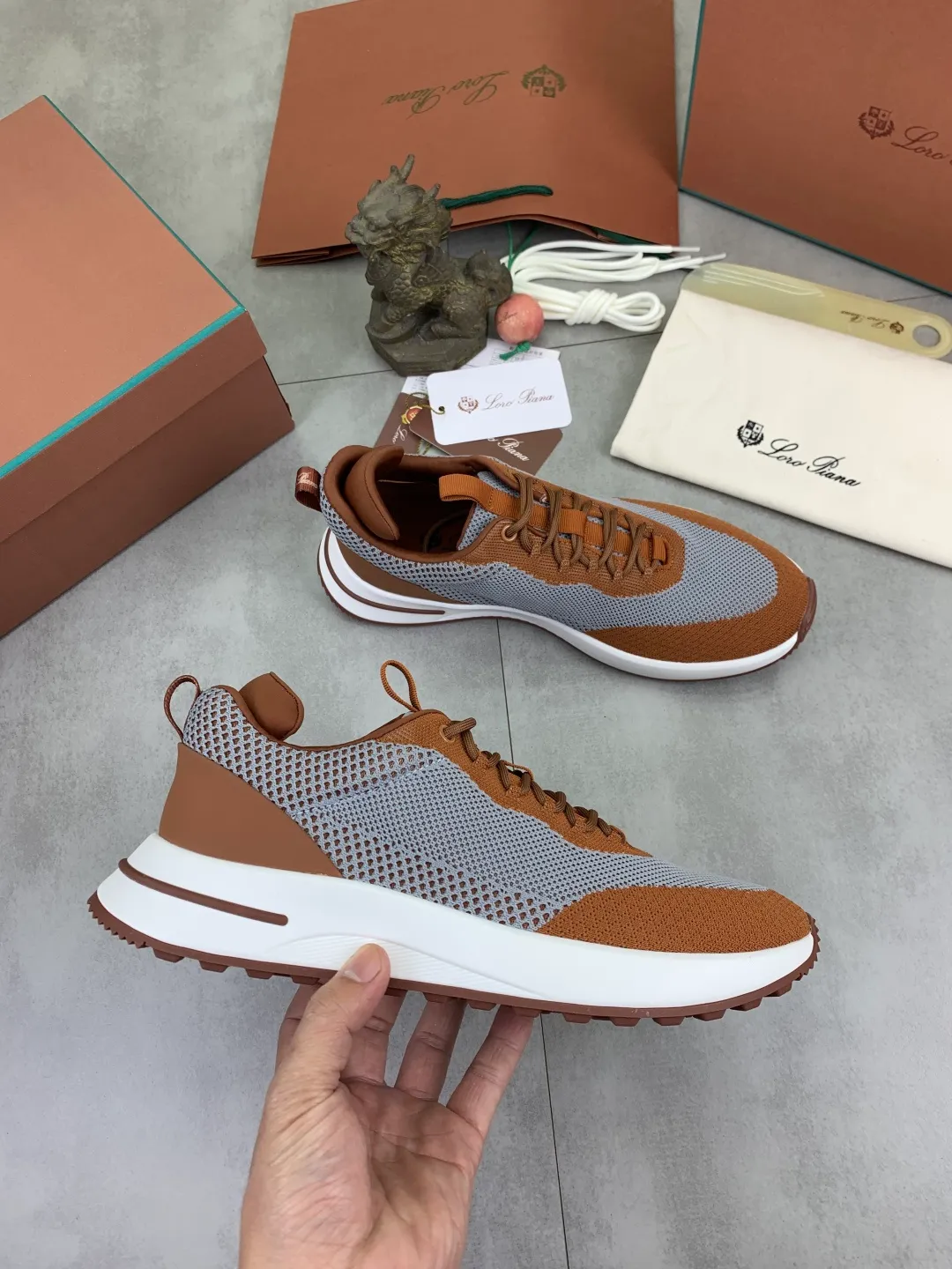 Men's men's shoes 💰P542 New style 💰High quality The latest casual shoes Loro Piana 💯Top grade💯Buy the original copy💯 Founded the existing Loro Piana company on April 24, 1924. The family has been operating for the sixth generation, providing top quality products to customers who are discerning in taste and quality. Imported original fly woven fabrics with cowhide fabric, plain calfskin lining, hand-stitched threads with cowhide feet, original packaging, high-end outsole, size: 38-46, multiple colors available, complete package